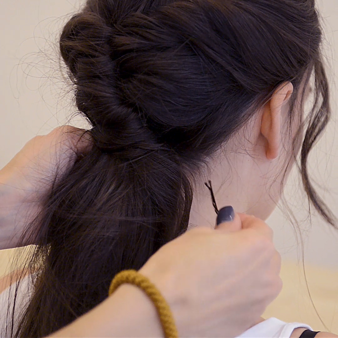 Stick in hårnålar längs undersidan av hårlängderna på bägge hårrullarna och fäst intill hårbotten.