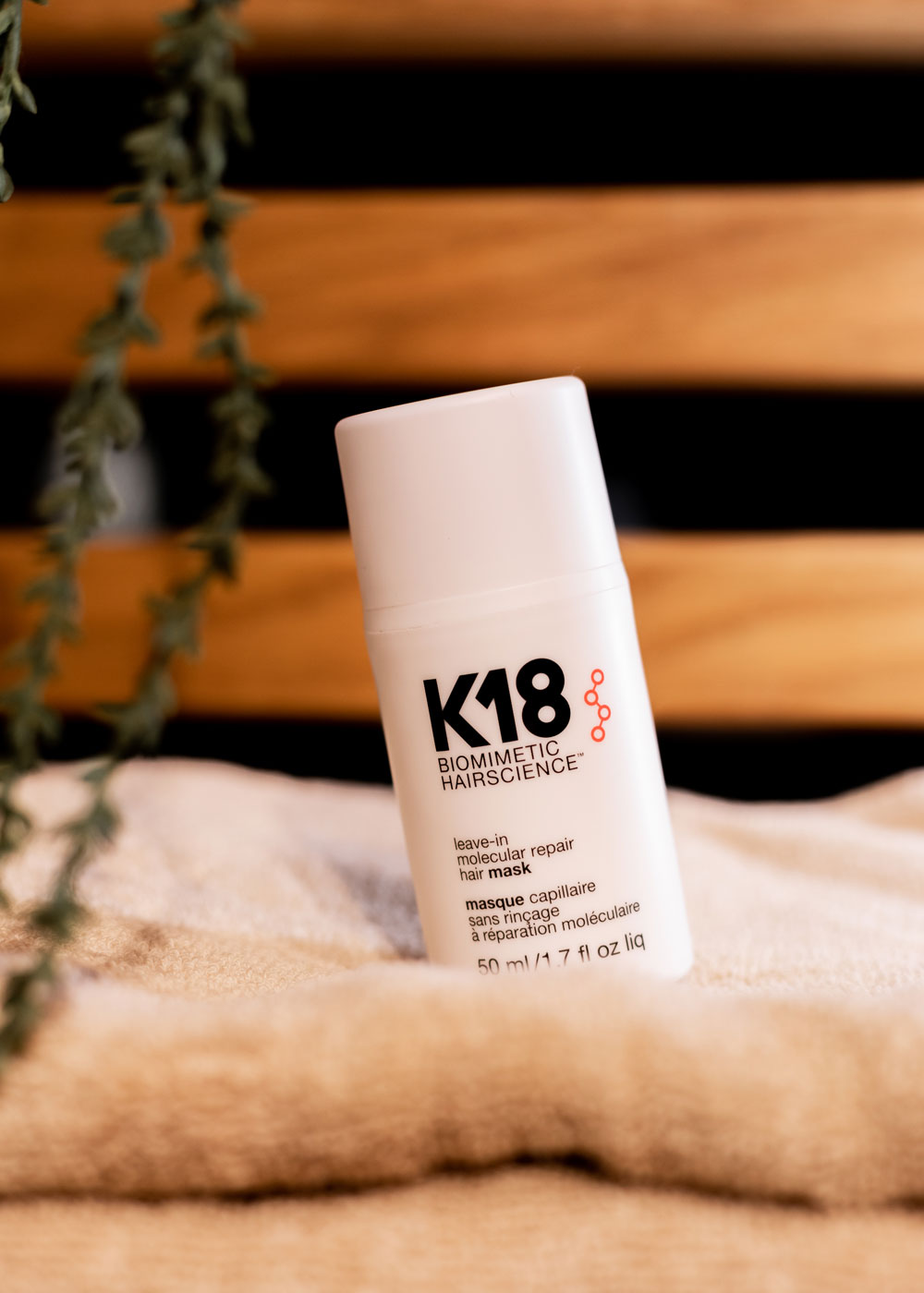 K18 Repair Mask är en leave-in produkt som effektivt reparerar skadat hår.