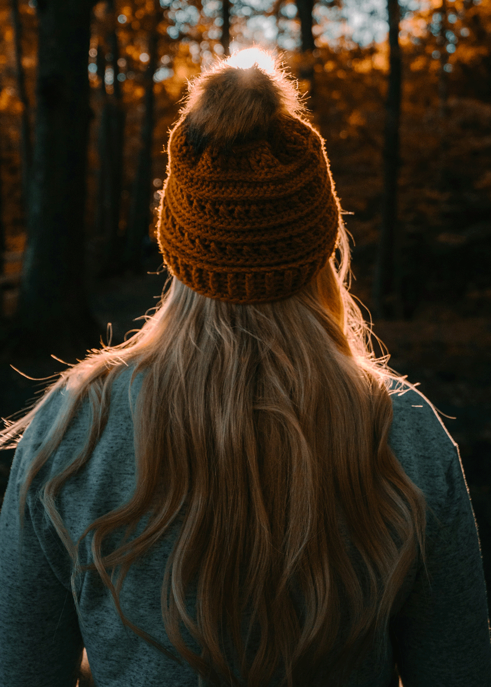 Statisk hår under kalla höst- och vinterdagar på grund av torr luft och friktion.