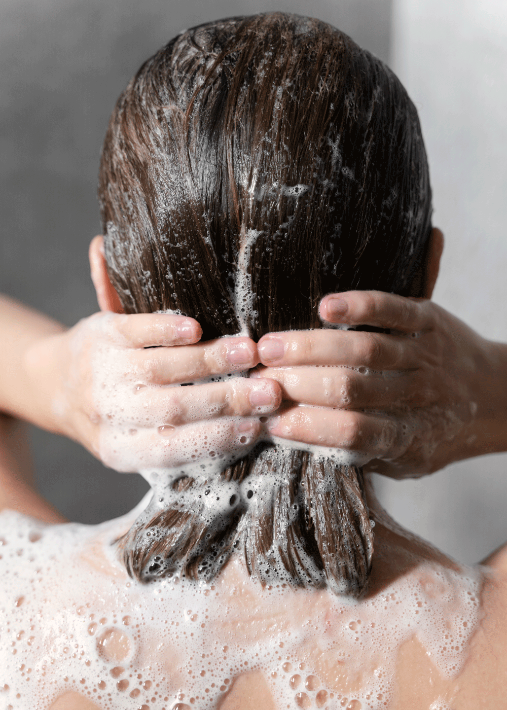 Noggrann hårtvätt med schampo för att rengöra hår och hårbotten varsamt.