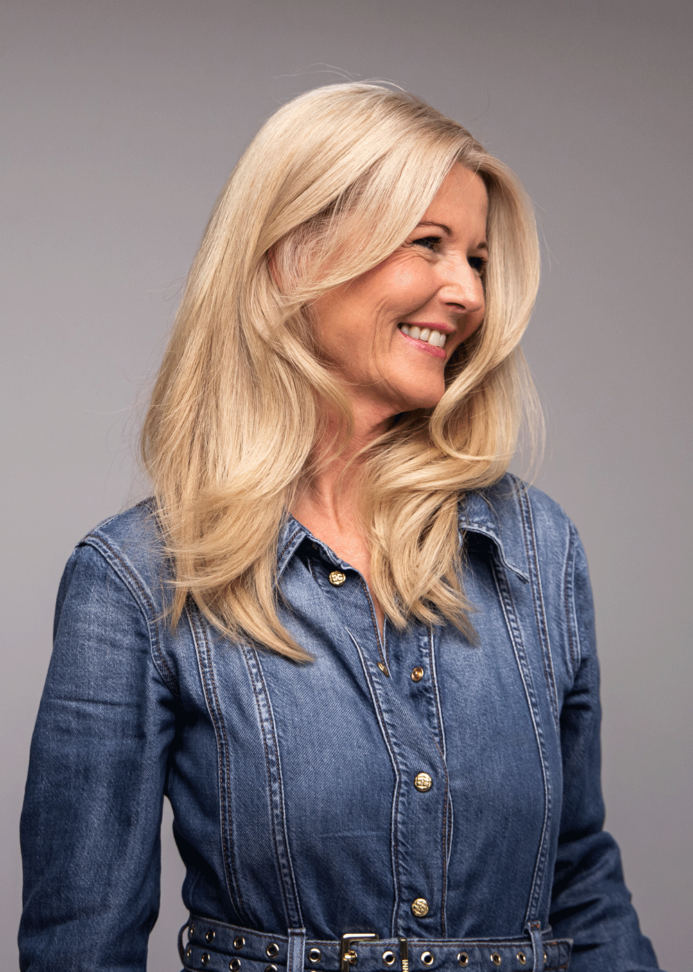 Föning med rundborste i sektioner för blowout frisyr – Nikita Hair