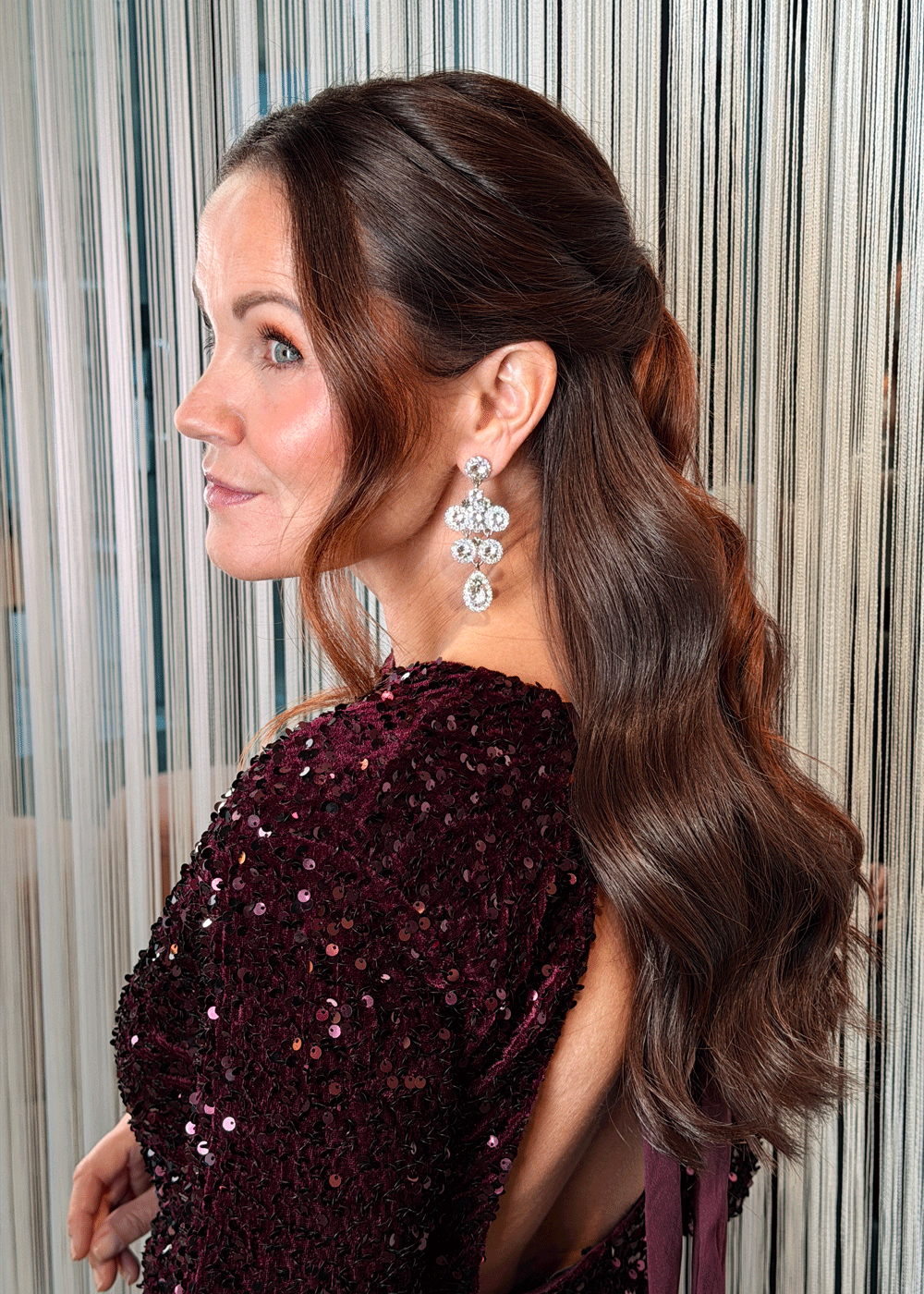 Halvuppsatt frisyr med tvinnat framhår