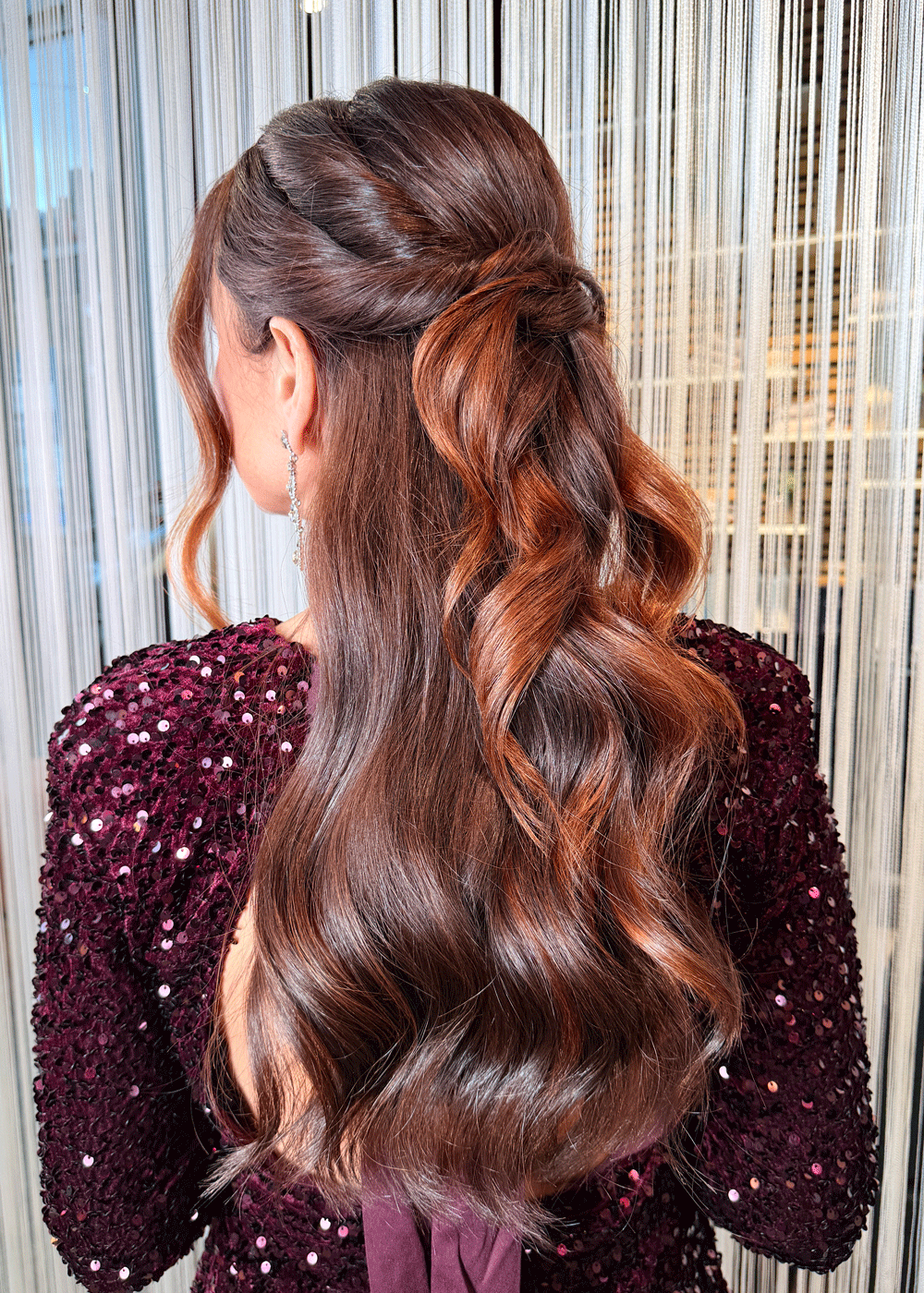 Halvuppsatt frisyr med tvinnade sektioner och vågor