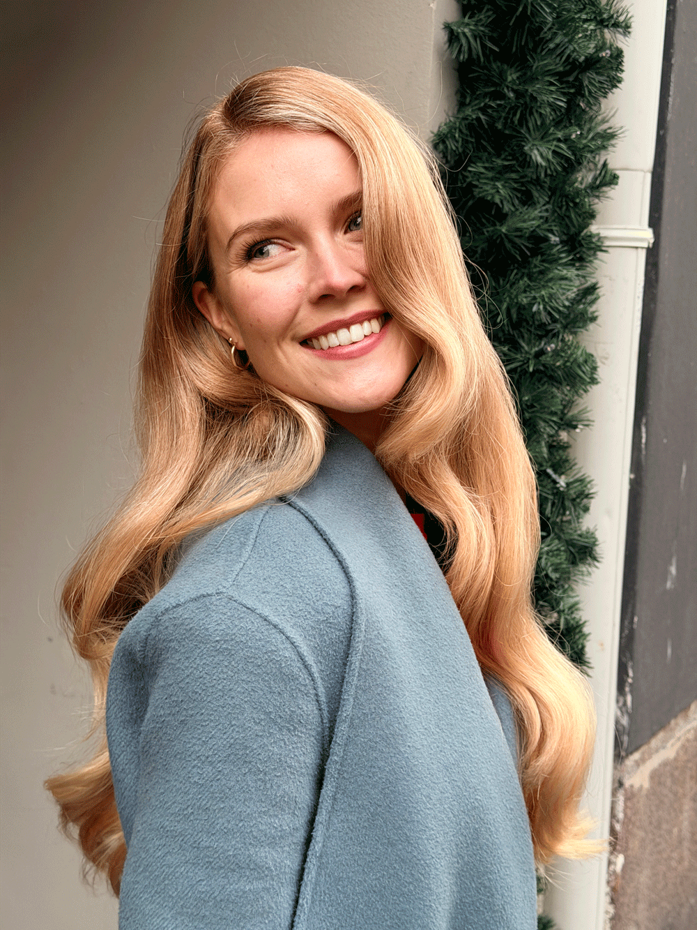 Glansiga Hollywood-vågor med djup sidbena