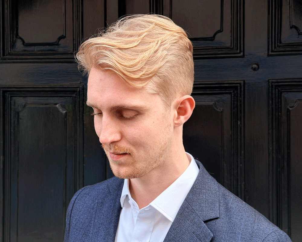 Low fade herrfrisyr med sidbena och längre topp