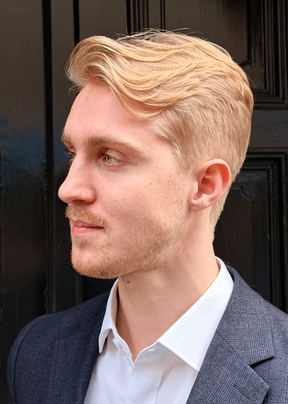 Low fade herrfrisyr med formbar topp