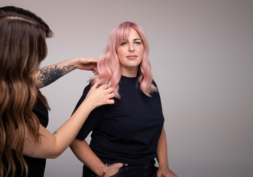 Styling av puderrosa hår med mjuka längder och en soft rosanyans