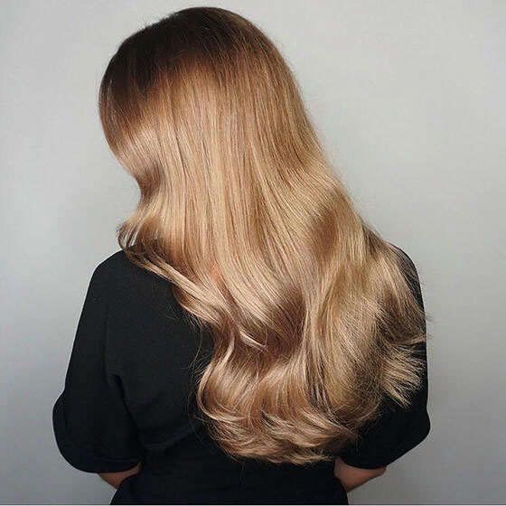 Blowout i langt hår sett bakfra, med glans og jevnt fall i lengdene