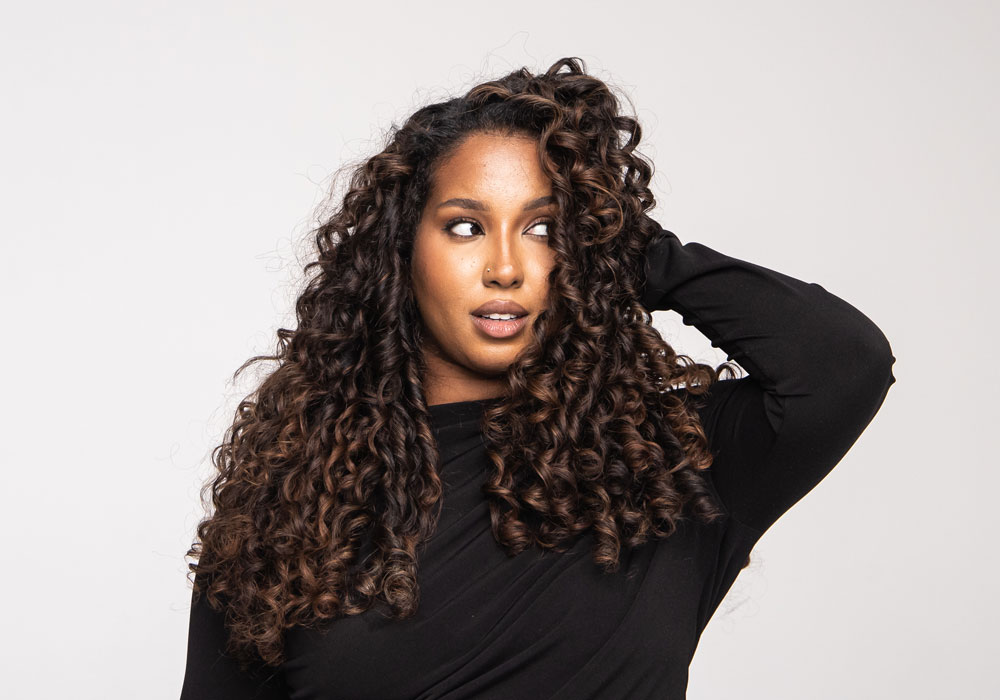 Glansfull brun hårfarge i Chocolate Ember-nyanse med dype toner og naturlig skyggeeffekt i lengdene