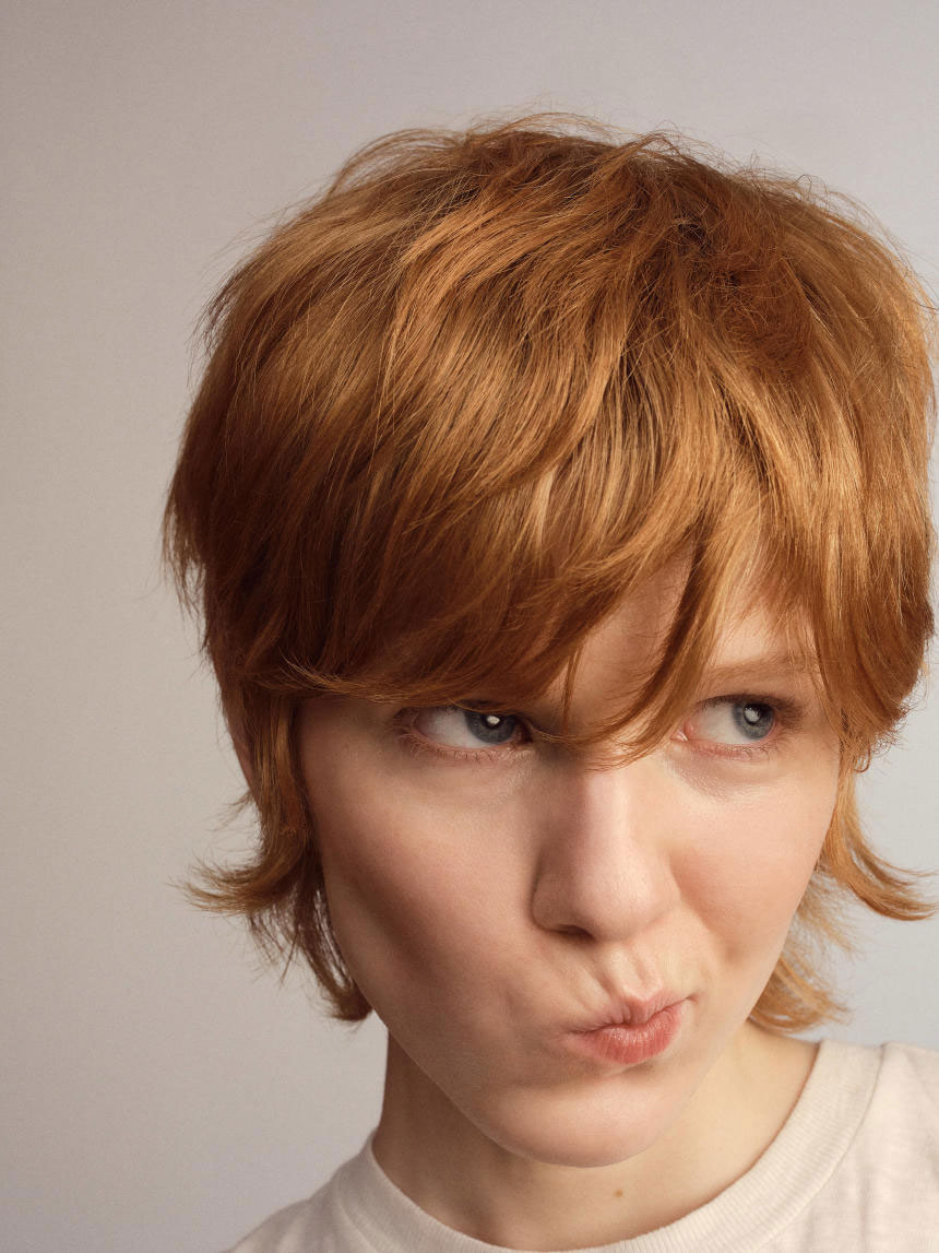 Kort flicky pixie-klipp med tekstur og bevegelse, moderne tolkning av pixie-frisyre