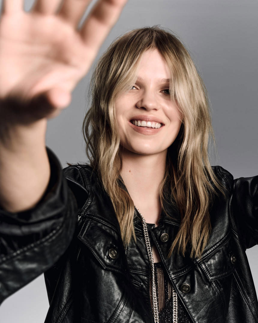 Grungy shag-klipp med utvaskede blondtoner, synlige røtter og naturlig tekstur