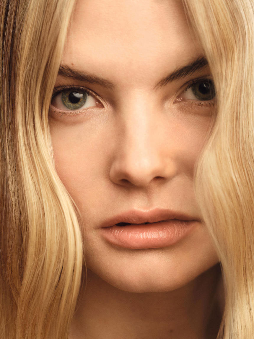 Close-up av varm blond hårfarge i Honey Luxe Blonde-nyanse med gyldne toner rundt ansiktet
