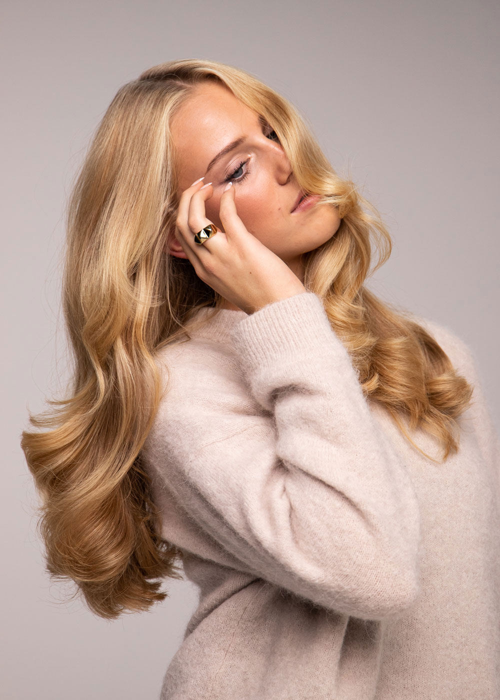 Varm blond hårfarge i Honey Luxe Blonde-nyanse med myke lengder og gyldne toner