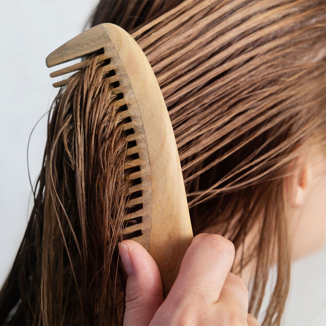 Hodebunn og vått hår etter påføring av pleieprodukt, med fokus på sunn hud og glans