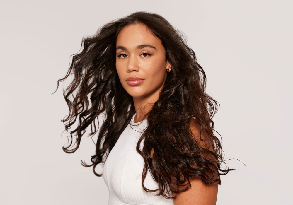 Superlangt hår med naturlig bevegelse og volum, inspirert av årets hårtrender