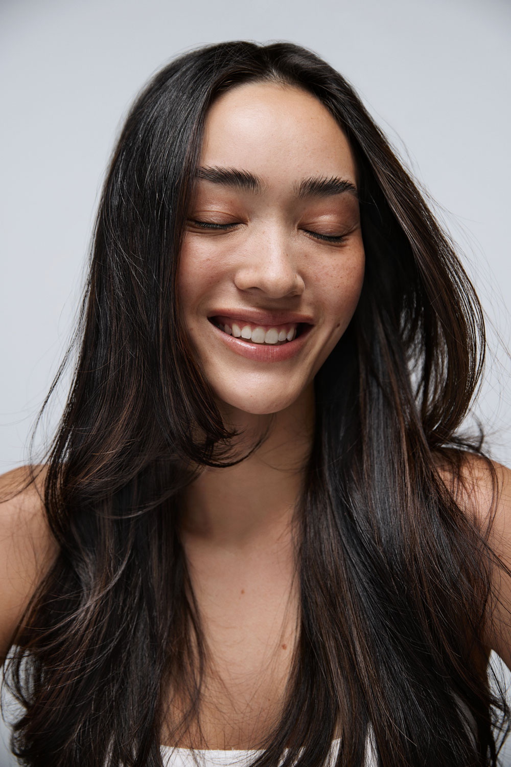 Teksturert hår med naturlig fall og myk struktur, inspirert av grunge og shag-klipper