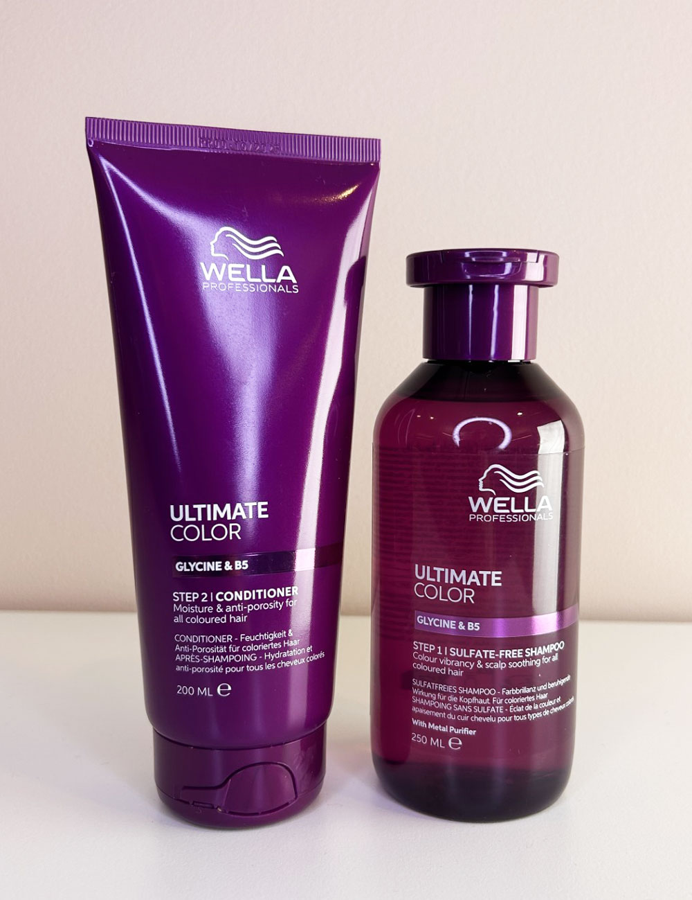 Wella Professionals Ultimate Color shampoo og conditioner for farget hår, plassert ved siden av hverandre