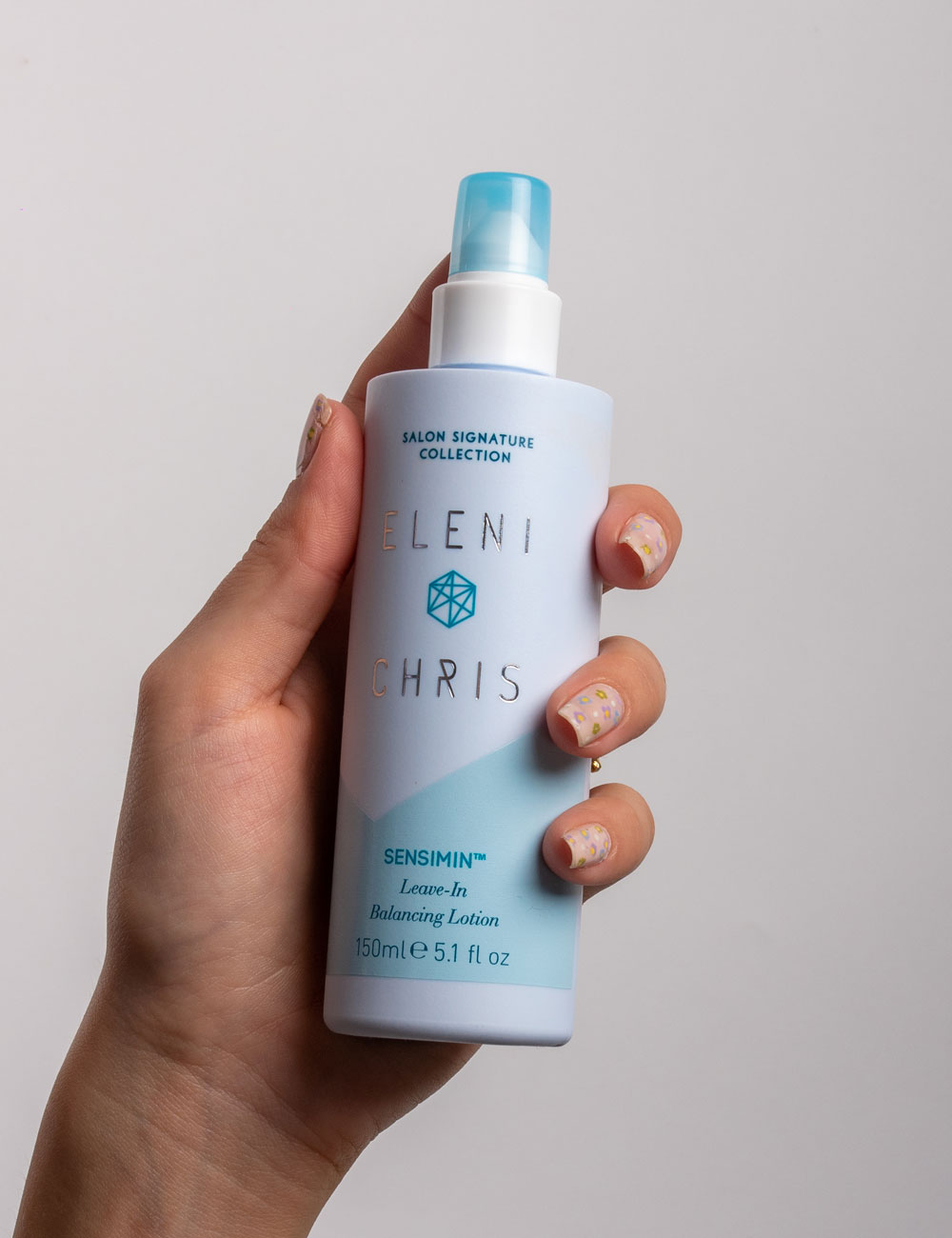 Eleni & Chris SensiMin Leave-In Balancing Lotion som gir pleie og balanse til hodebunn og hår i vinterhalvåret.