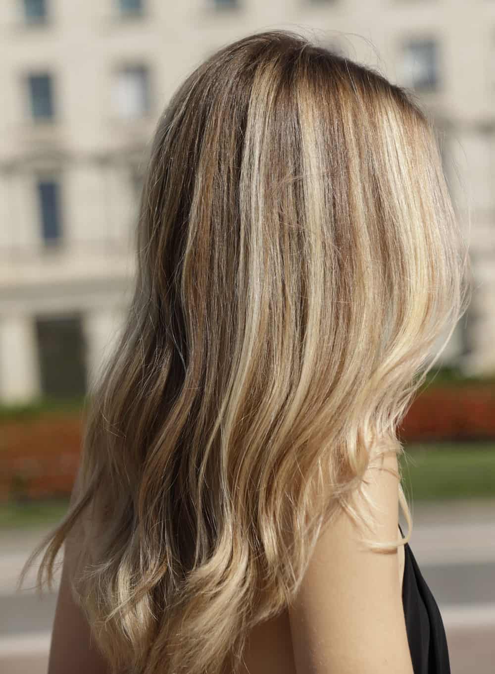 Friskt och glansigt blekt hår med mjuka blonda slingor