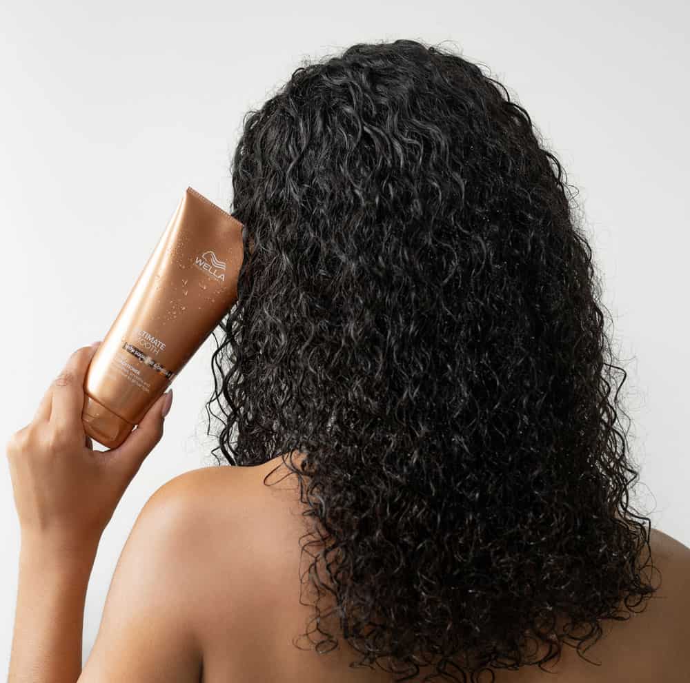 Återfuktande balsam för lockigt och torrt hår från Wella Professionals Ultimate Smooth