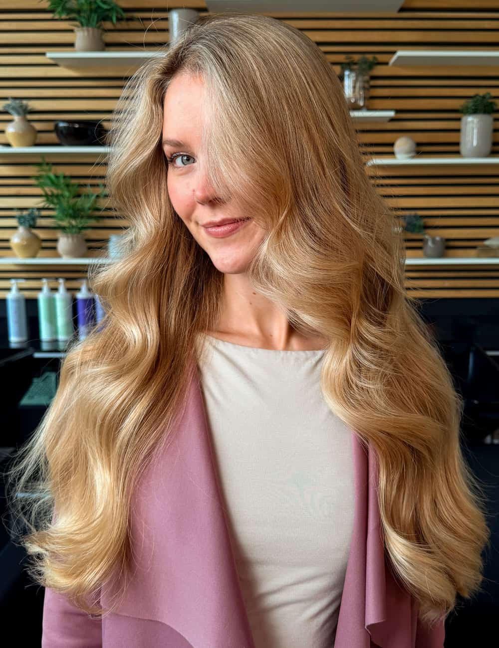 Blondt hår med glans etter hårpleie og produkter med UV-beskyttelse hos Nikita Hair