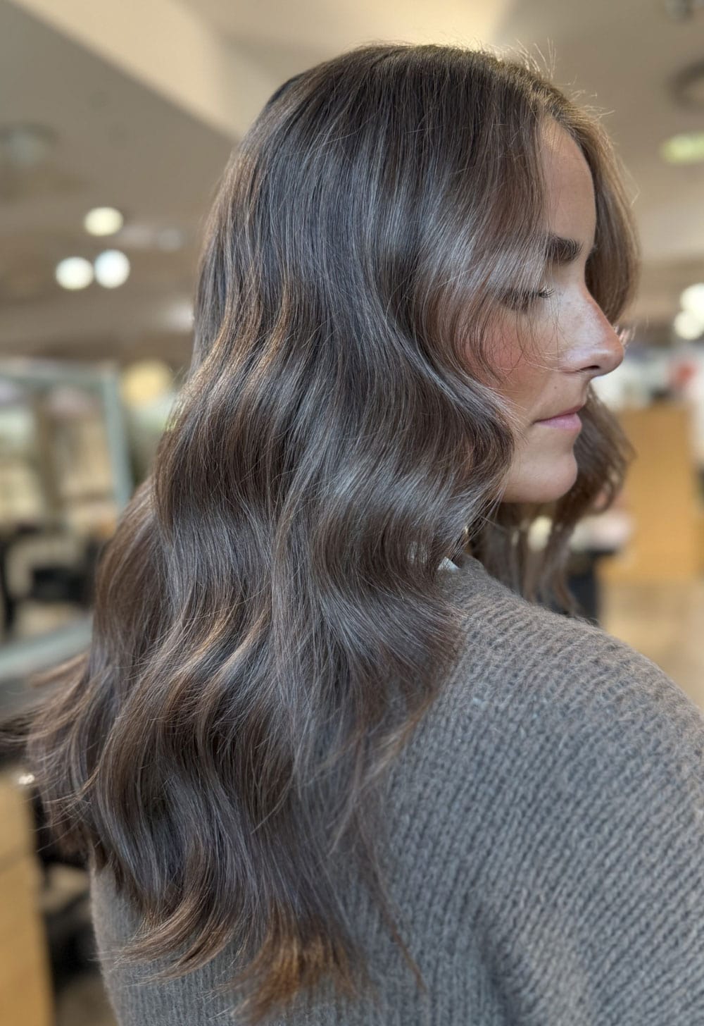 Fra blond til brunette – brun hårfarge med naturlig dybde og glans