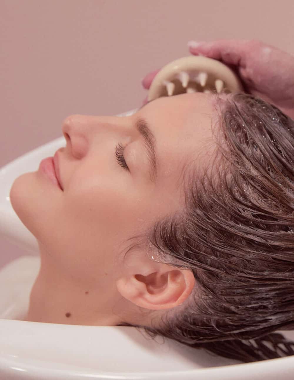 Hårbottenbehandling med massage och vårdande produkt