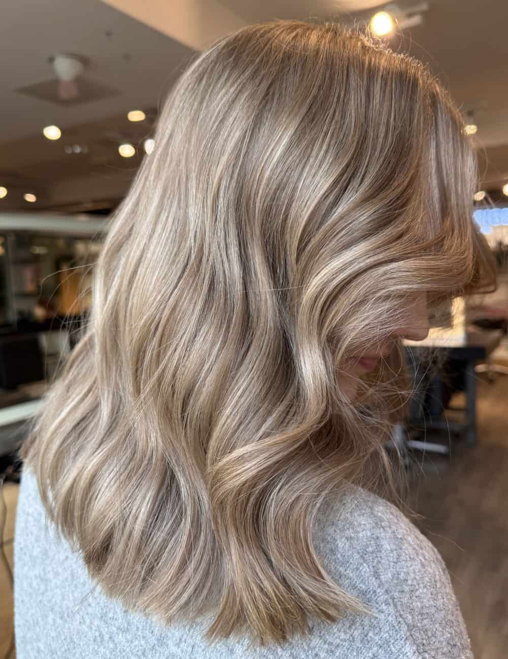 Krämig champagneblond hårfärg med mjuka beige nyanser, naturligt djup och glans.