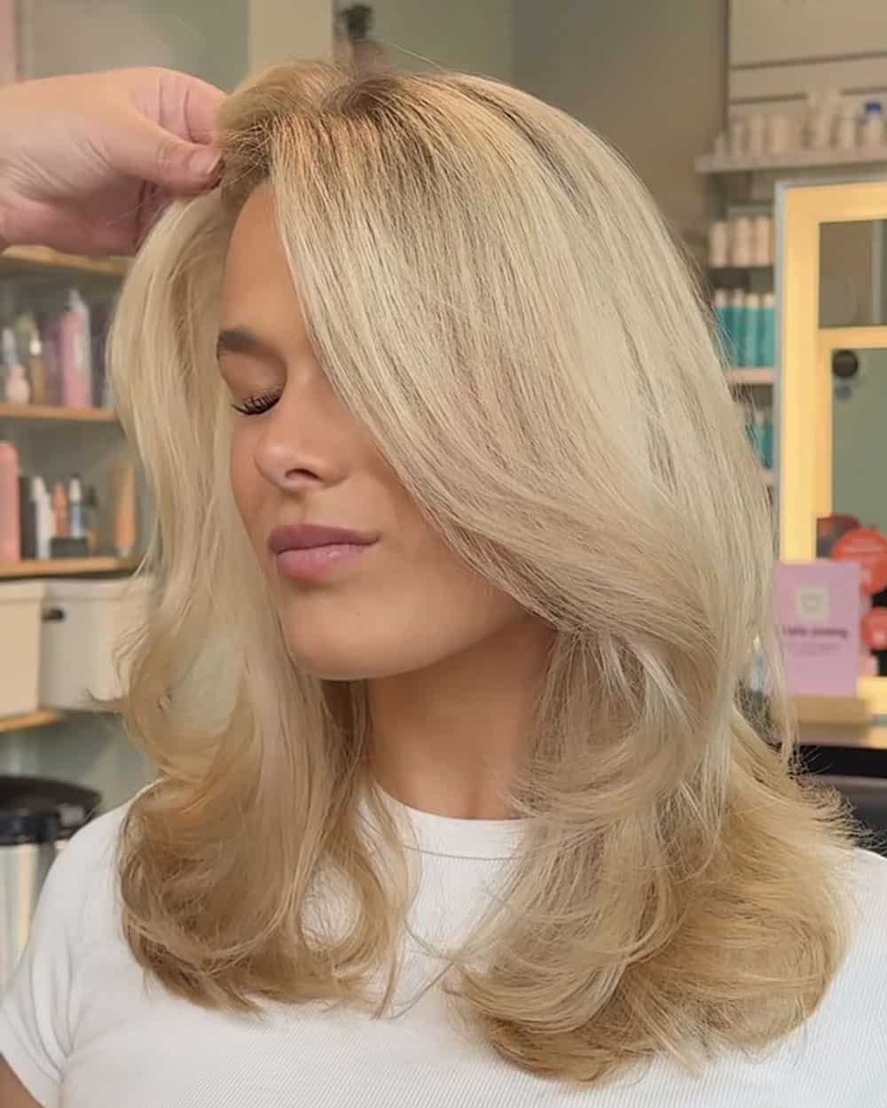 Krämig vaniljblond hårfärg med mjukt gyllene och beige toner och en naturligt mörkare botten.