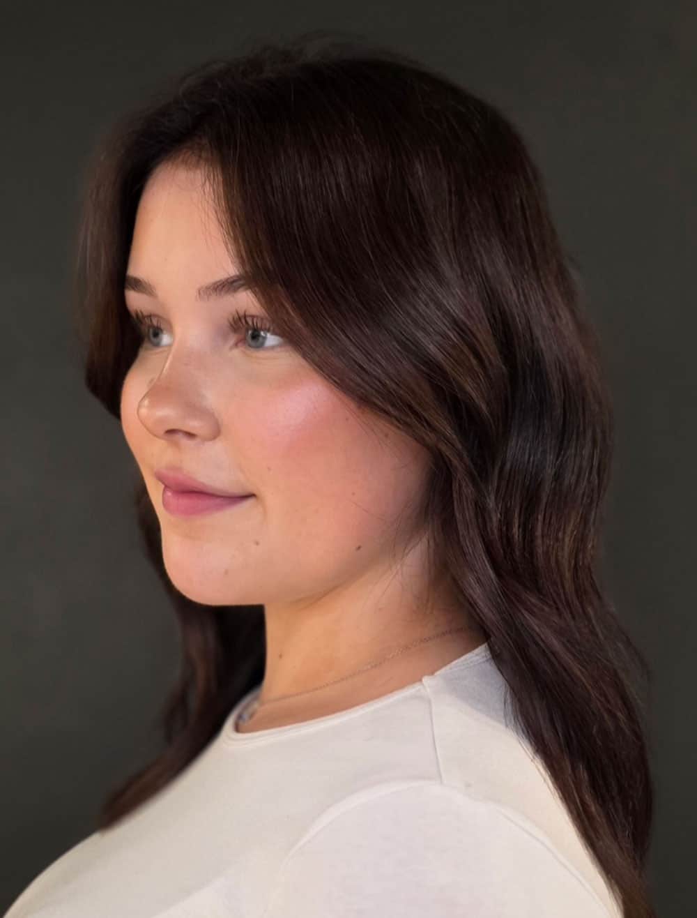 Rich brunette med djup chokladbrun hårfärg, mjuka skiftningar och glans.