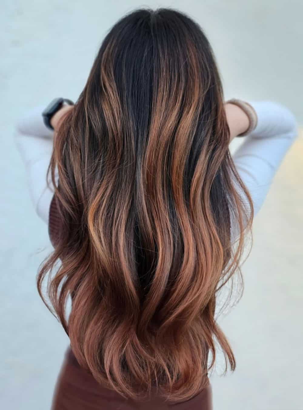 Karamellfarget balayage i mørkt brunt hår