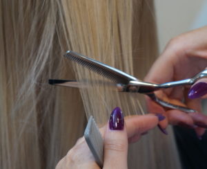 Vi anbefaler en hårklipp etter fjerning av extensions