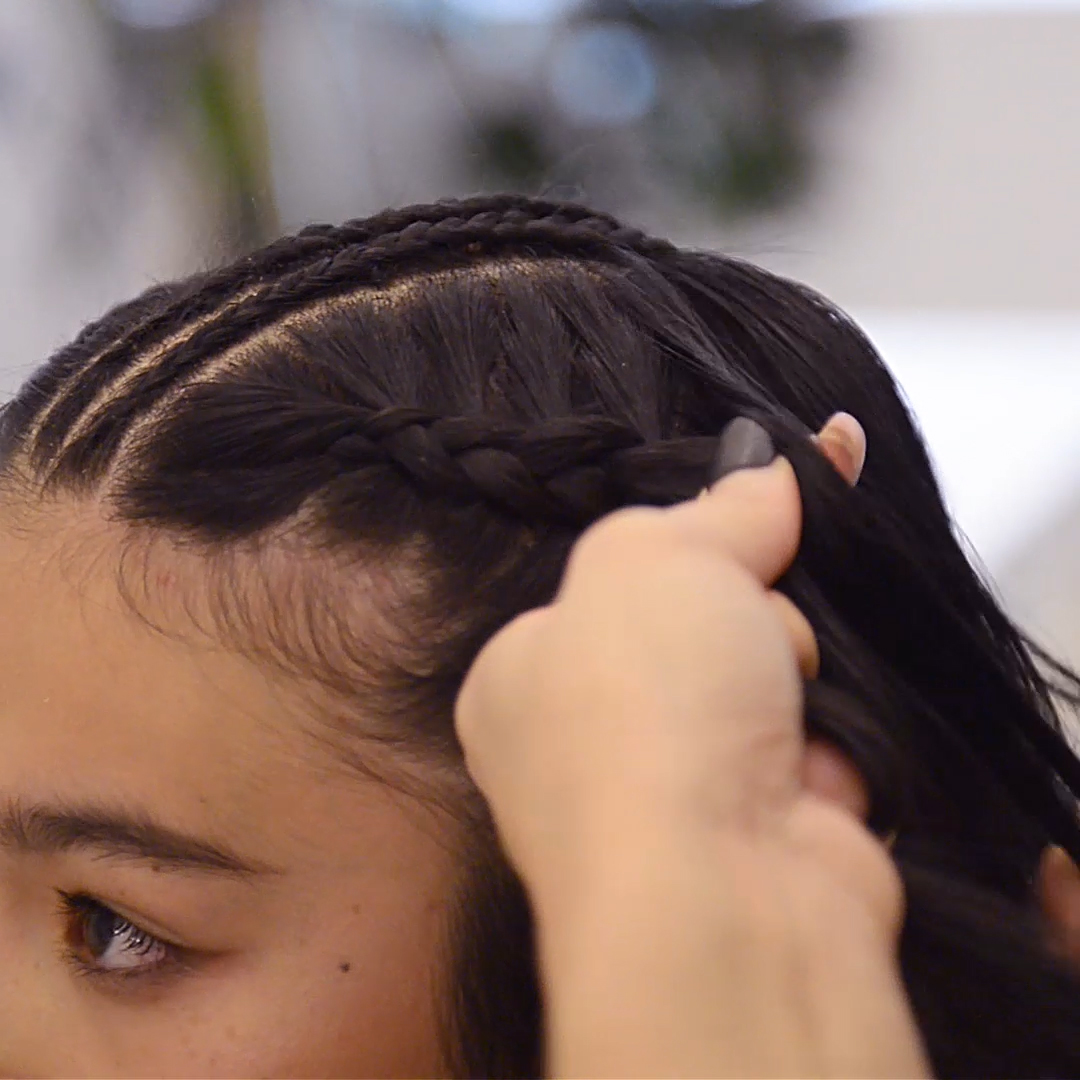 Ta resterande hår på varje sida av benan och fläta två stora dutch braids som löper längs sidorna och neröver till nacken.