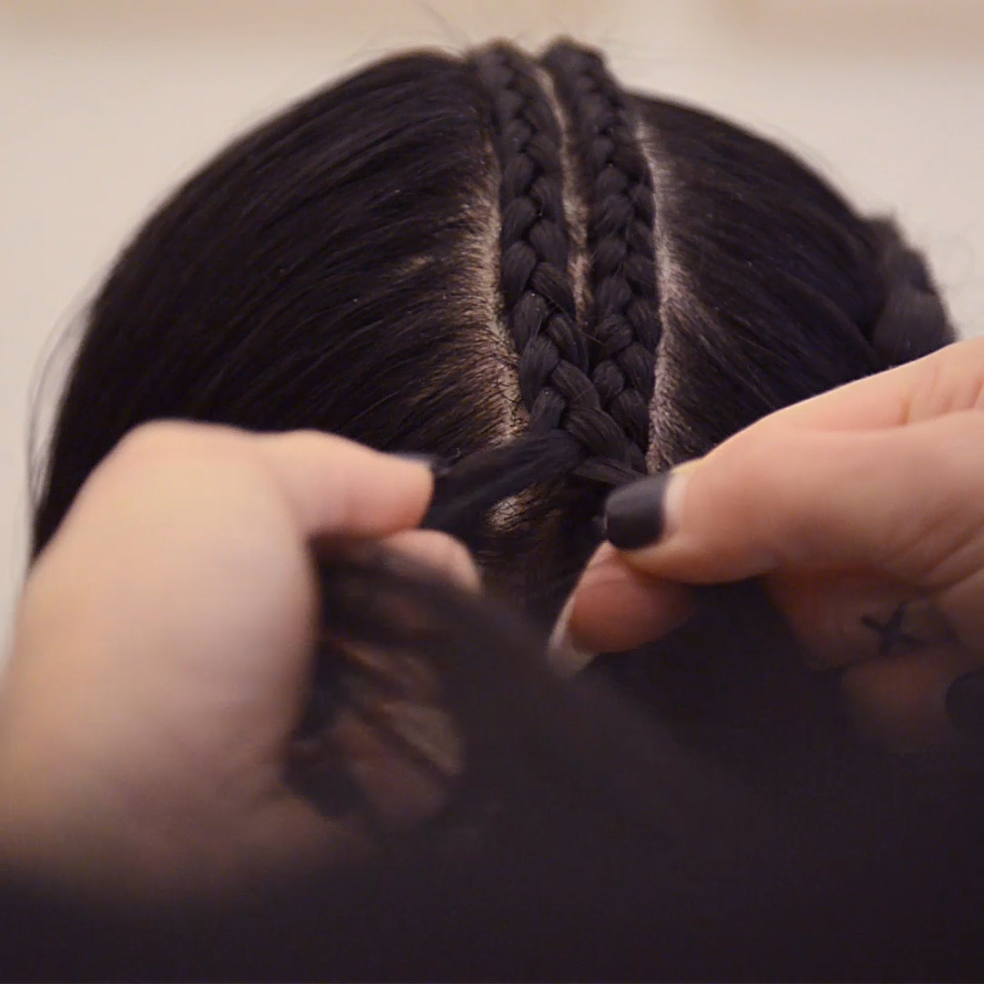 Det viktigaste att komma ihåg när det gäller dutch braid är att väva varje hårsektion under hellre än över.