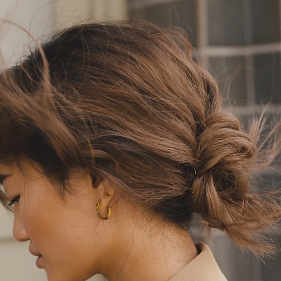 Glamorösa vågor med en edgy texture. Styleat om till en enkel bun (knut). Avslappnad men stylead med en matt finish.