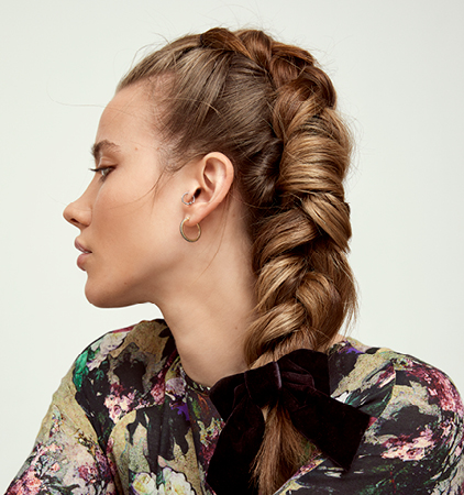 En lös Dutch Braid med rosett ger en avslappnad och romantisk look.