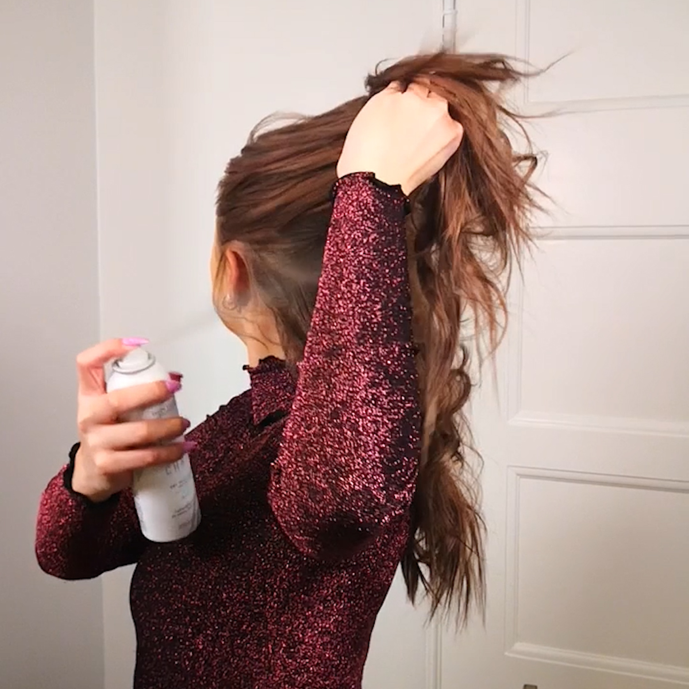 Spraya med en texturspray eller ett torrschampo närmast hårrötterna.